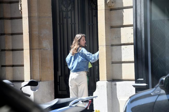 Millepied supuestamente ha estado pasando tiempo con la activista climática Camille Étienne. Recientemente fueron fotografiados entrando y saliendo de su edificio de oficinas.
