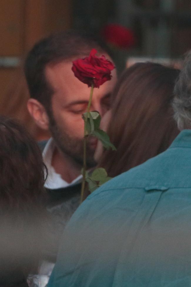 Natalie Portman y su esposo Benjamin Millepied compartieron un beso mientras cenaban con amigos en París.