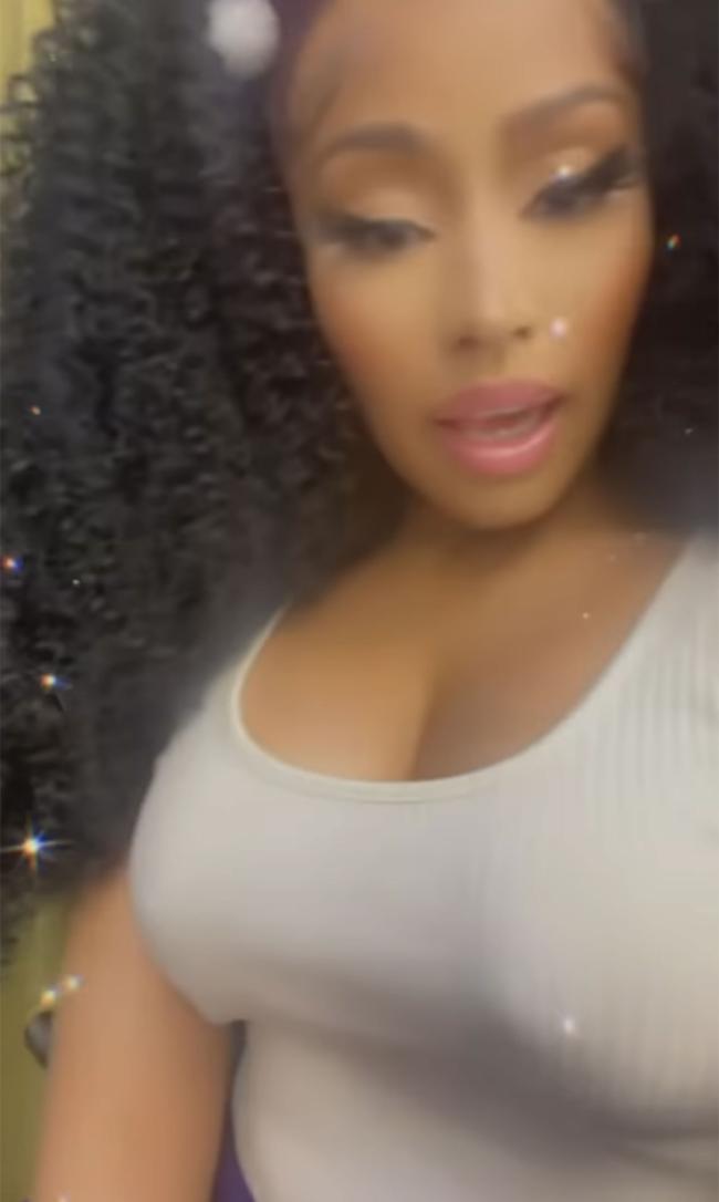 Nicki Minaj orgullosamente mostró su escote en un video selfie que muestra su última canción con Ice Spice, 