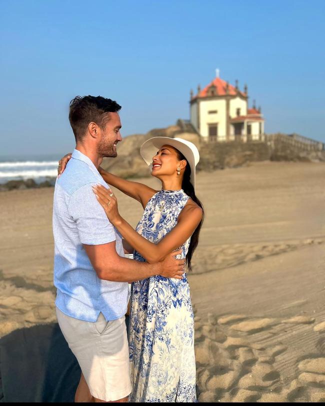 Evans le propuso matrimonio a Scherzinger en la playa de Hawái.