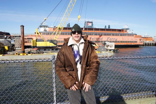Pete Davidson parado frente a su ferry de Staten Island.