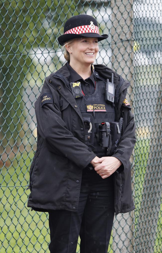 Una de las formas en que Stewart se ha arraigado nuevamente en el Reino Unido es porque su esposa, Penny Lancaster, es una oficial de policía auxiliar voluntaria.