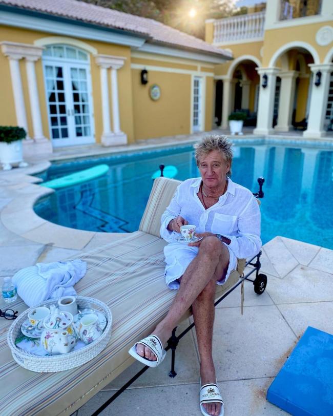 Aunque se está deshaciendo de su casa de Los Ángeles, Stewart conserva una base estadounidense, con una propiedad en Palm Beach donde disfruta del té británico junto a la piscina.