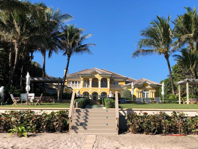 La propiedad de Palm Beach tiene acceso frente al mar.