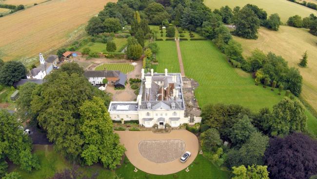 El rockero y su esposa han hecho de esta mansión en Essex, a las afueras de Londres, su hogar permanente. Sus dos hijos están en la escuela cercana.