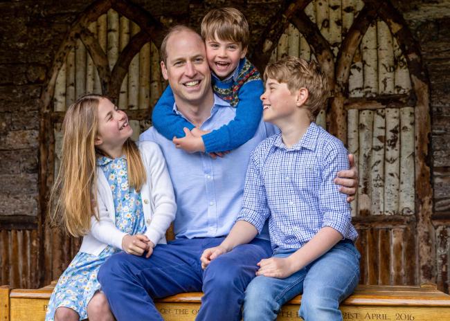 El príncipe William y sus hijos celebraron el Día del Padre con una foto oficial, con los cuatro vestidos de azul.