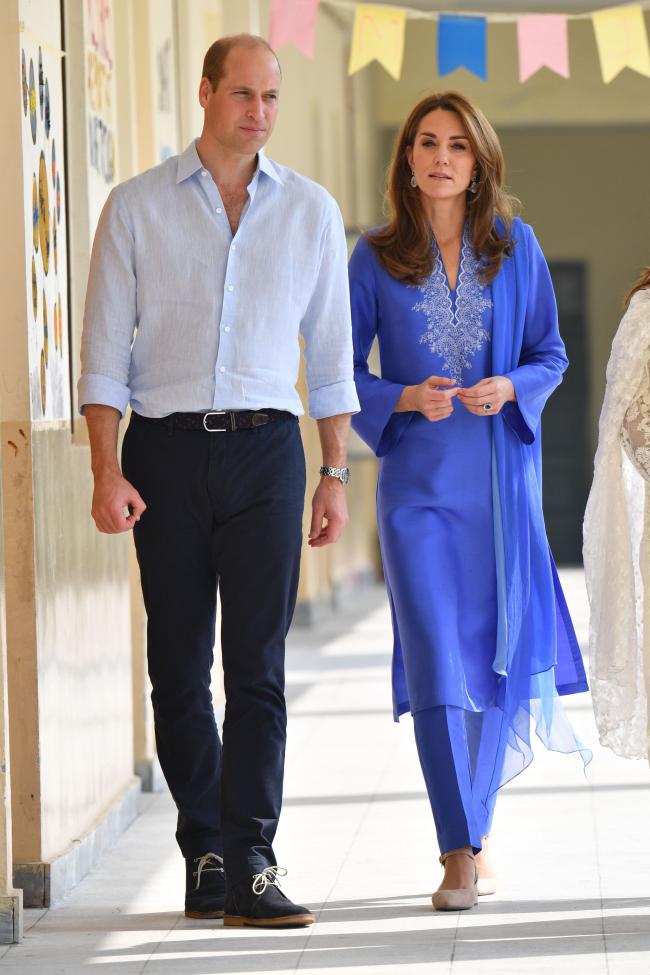 En octubre de 2019, Kate eligió un vestido azul para visitar una escuela en Pakistán.