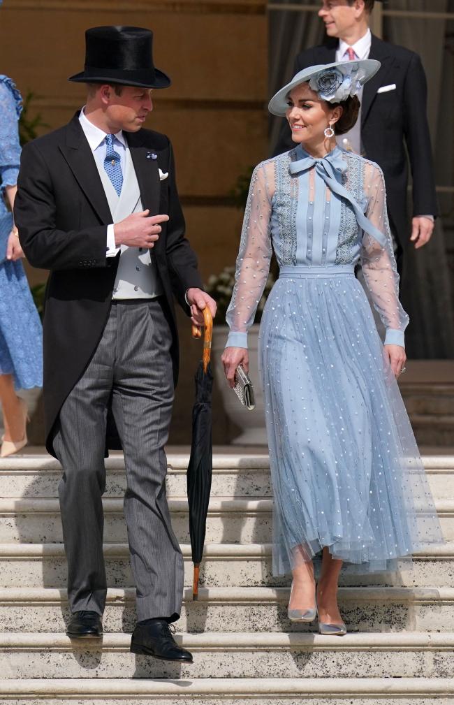Kate asistió a una fiesta en el Palacio de Buckingham antes de la coronación vestida de tul azul claro.