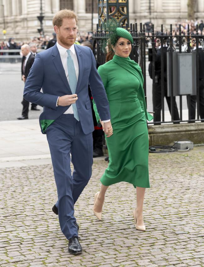 Meghan Markle sorprendió con un vestido verde esmeralda de Emilia Wickstead durante el Día de la Commonwealth en 2020.