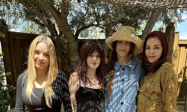 Priscilla Presley se reunió con sus tres nietas, Riley Keough y Harper y Finley Lockwood, luego de resolver la batalla legal por el fideicomiso de Lisa Marie Presley.