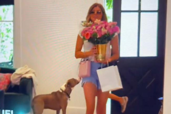 Raquel le trae flores a Ariana después de liarse con su novio a sus espaldas.