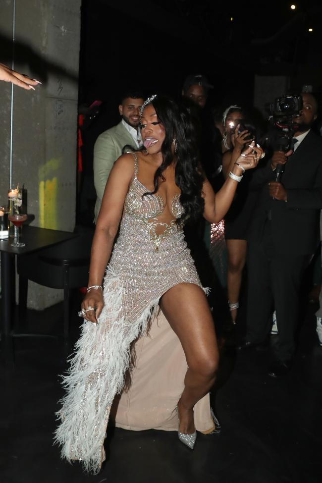 La rapera del Bronx bailó toda la noche en su fiesta de cumpleaños de la Era de la Prohibición.