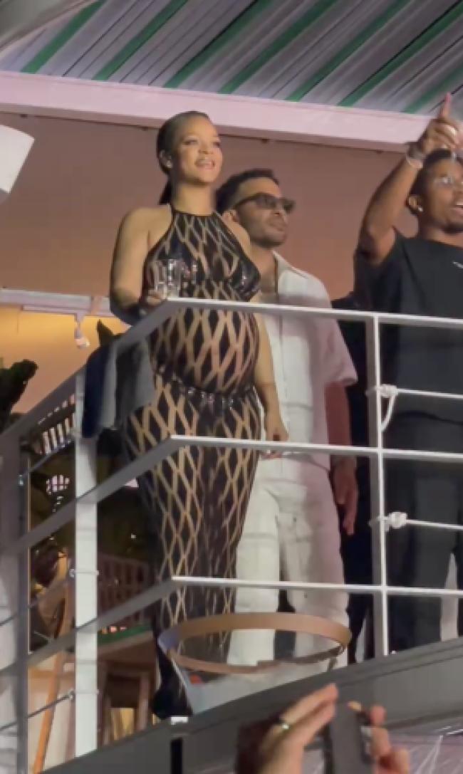 Rihanna asistió al concierto exclusivo de A$AP Rocky mientras los fans intentaban entrar remando.