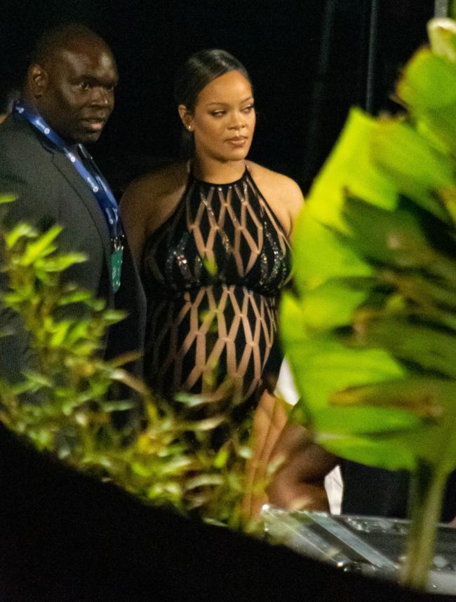 vestido transparente Rihanna
