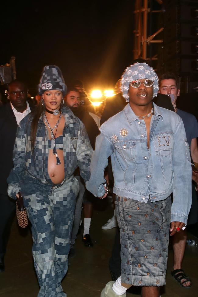 A$AP Rocky y Rihanna asistieron al primer desfile de moda de Louis Vuitton diseñado por Pharrell Williams a principios de este mes.