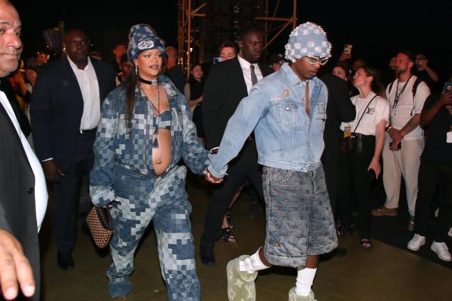 Rihanna y A$AP Rocky asisten al desfile masculino de primavera 2024 de Louis Vuitton.