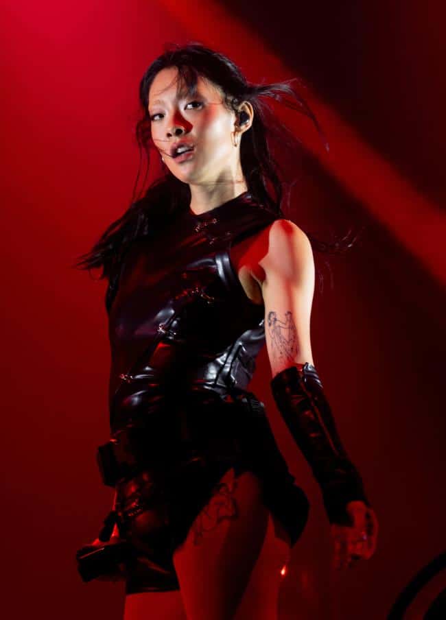Rina Sawayama en el escenario del Festival de Glastonbury de 2023.