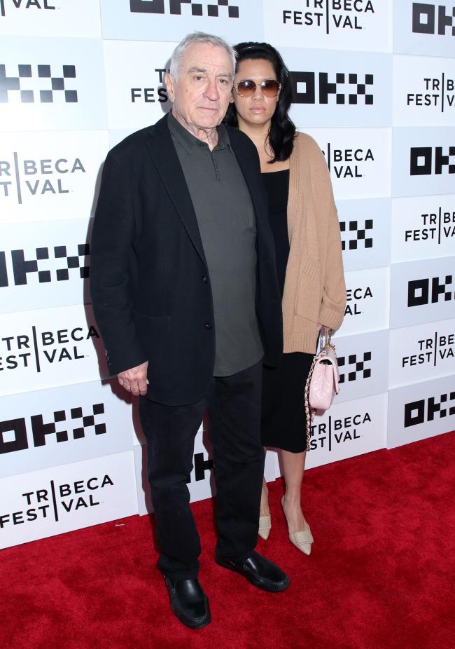 Robert De Niro y Tiffany Chen se veían sombríos cuando asistieron a un evento del Festival de Cine de Tribeca.