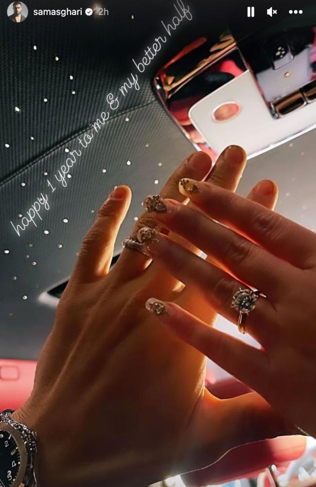 Compartió una foto de los anillos de boda de la pareja para celebrar su primer aniversario de bodas.