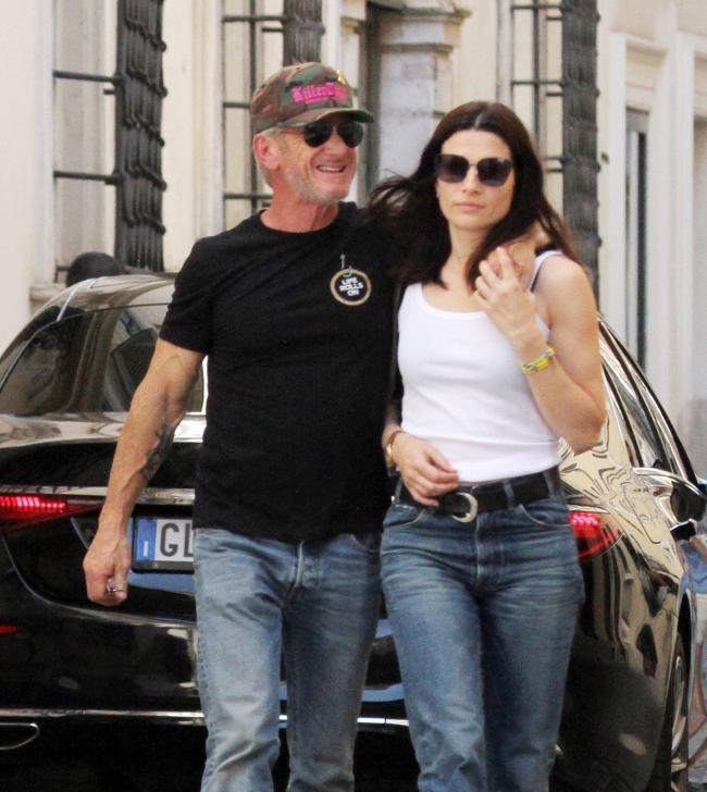 Sean Penn con su brazo alrededor de Olga Korotyayeva en Roma.