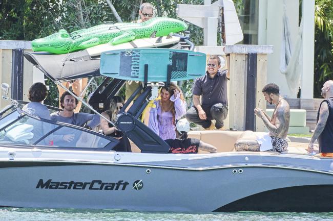Shakira y Hamilton llegaron a las vías fluviales del sur de Florida después del Gran Premio de Miami.