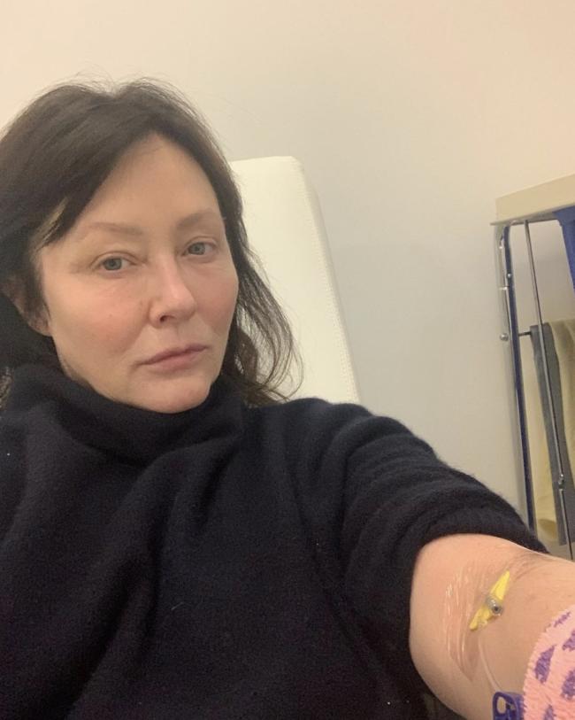 Shannen Doherty compartió un video en las redes sociales que la mostraba recibiendo radioterapia.