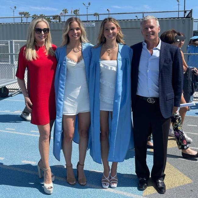 David Beador y Shannon Beador en la graduación de su hija Stella y Adeline