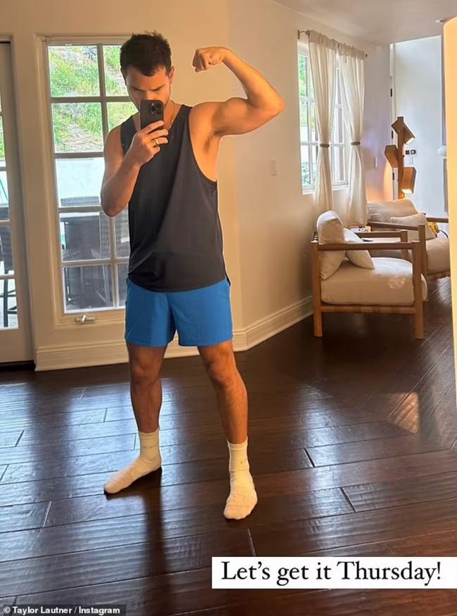 Taylor Lautnter flexiona sus músculos.