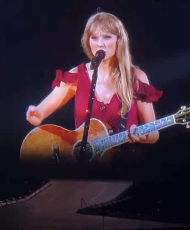 Taylor Swift hablando en el escenario.