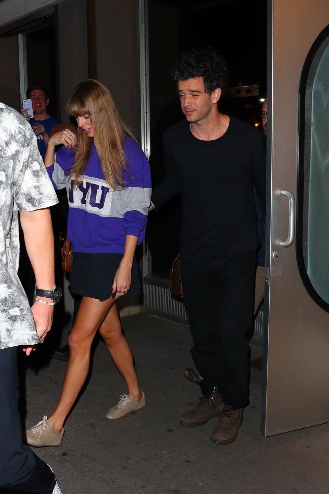 Taylor Swift y Matty Healy saliendo de un estudio