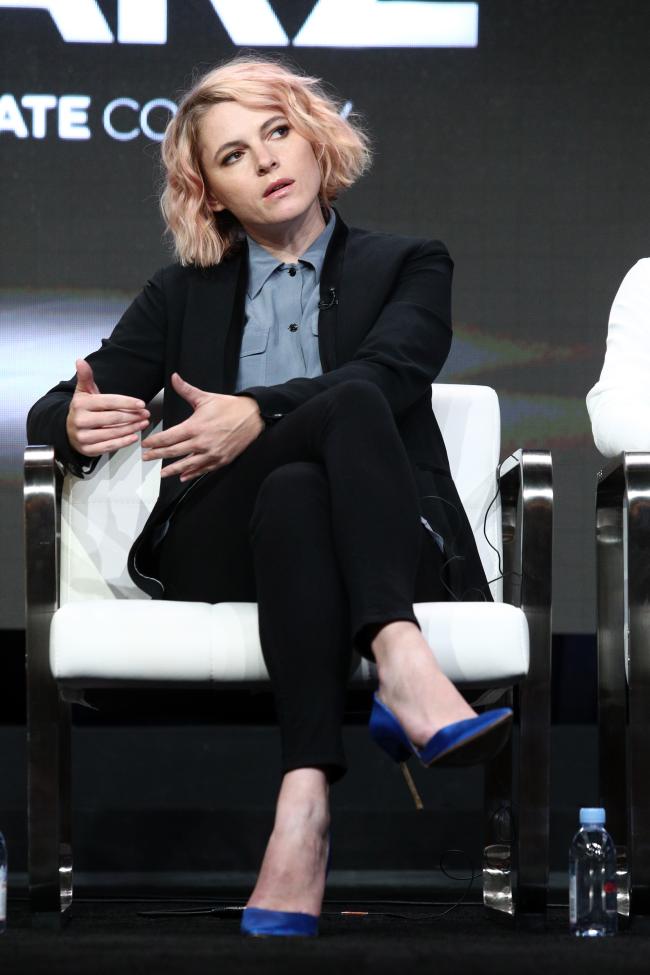 La directora Amy Seimetz dejó “The Idol” después de terminar la mayoría de los episodios y, según los informes, la nueva dirección eliminó sus argumentos feministas.