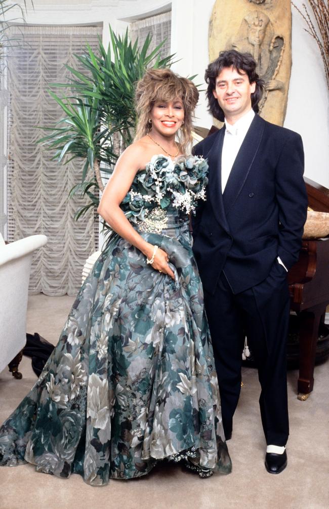 Tina Turner y su segundo esposo, Erwin Bach, celebran su 50 cumpleaños en 1989 en Londres.