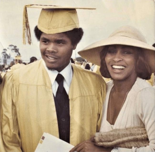 Tina Turner y su hijo mayor Craig Turner en su graduación.