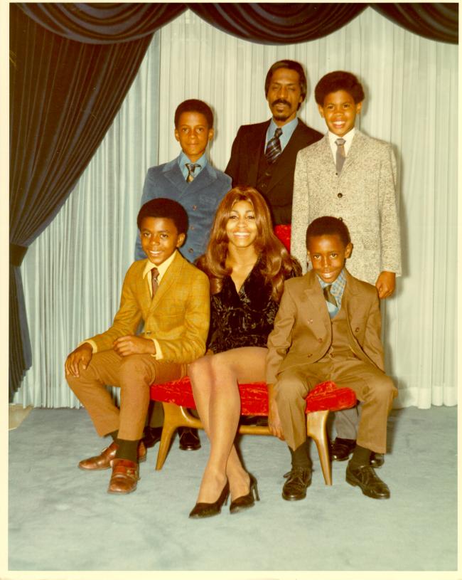 Tina Turner e Ike Turner y sus cuatro hijos en 1972.