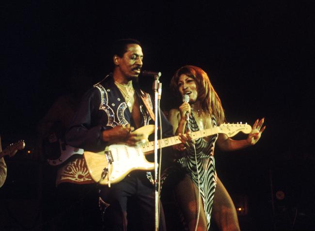 Tina Turner y su primer marido, Ike Turner, actúan en el escenario del Hammersmith Odeon de Londres en octubre de 1975.