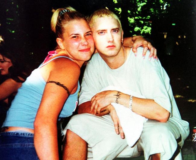 Eminem comparte tres hijos con su esposa intermitente, Kim Scott.