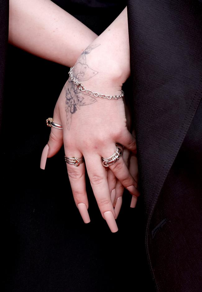 Eilish tiene varias hadas tatuadas en su mano izquierda.