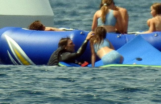 Brady también se zambulló en el océano y nadó hasta un trampolín flotante, donde estaban reunidos sus hijos.