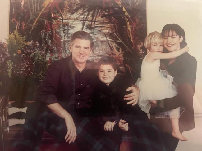 Dio la bienvenida a su hijo Gill y su hija Ellie en 1992 y 1998, respectivamente.