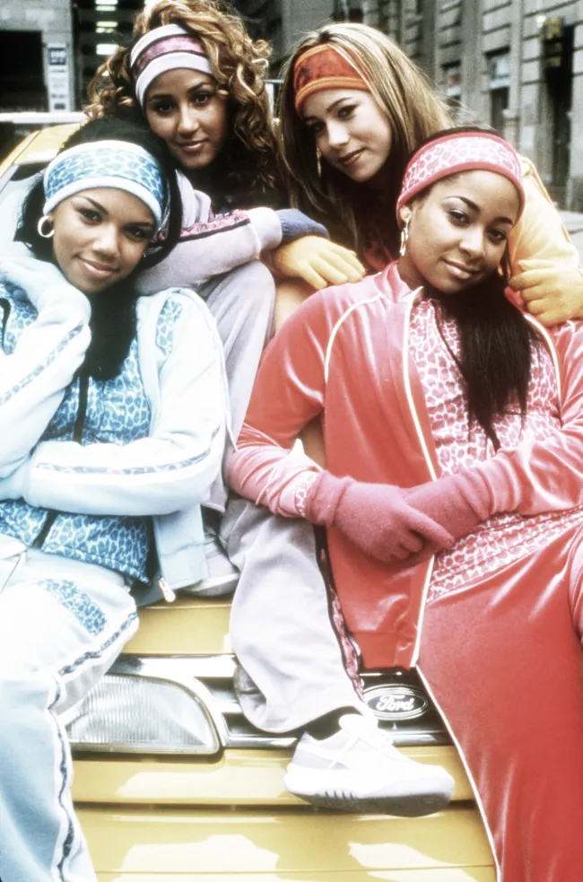 Raven-Symoné, Sabrina Bryan y Bailon interpretaron a los otros miembros del grupo de chicas.