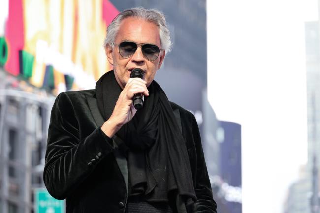 Bocelli dijo que “siempre estará feliz de cantar” para Kim y Kourtney.