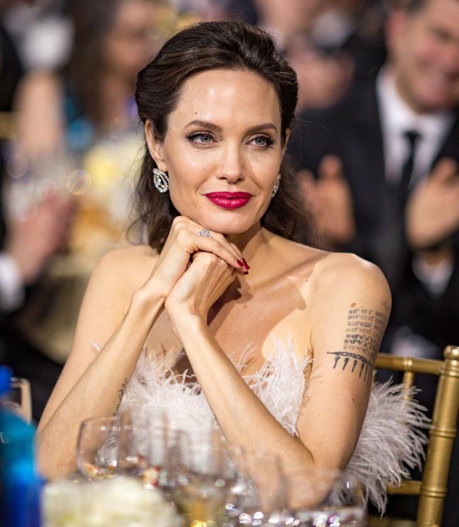 Jolie también acusó a su exesposo de “saquear” la bodega Chateau Miraval, usando sus ganancias en proyectos frívolos.