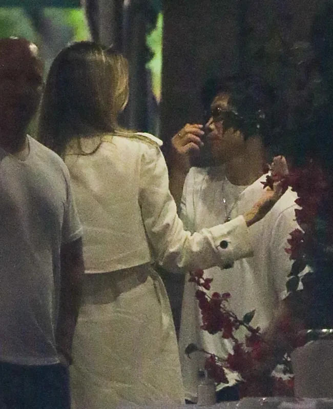Jolie y su hijo, de 19 años, vestían de blanco.
