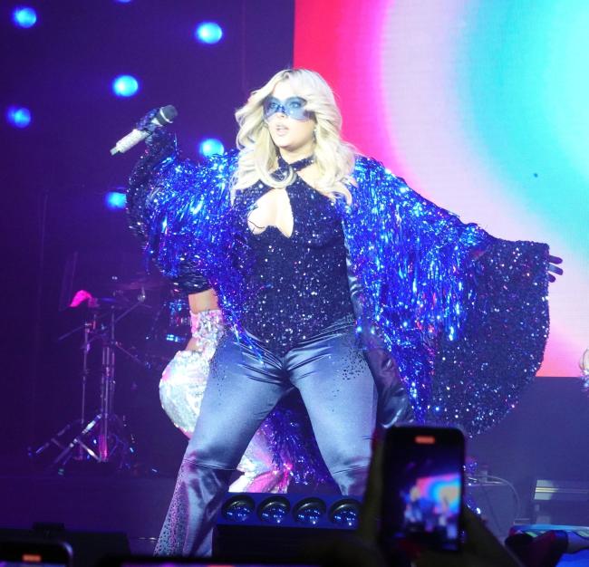 La cantante se complementó con gafas de seguridad mientras cantaba su exitosa canción 