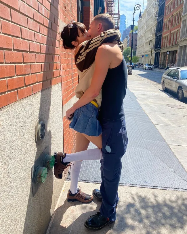 Bella Hadid y Marc Kalman besándose