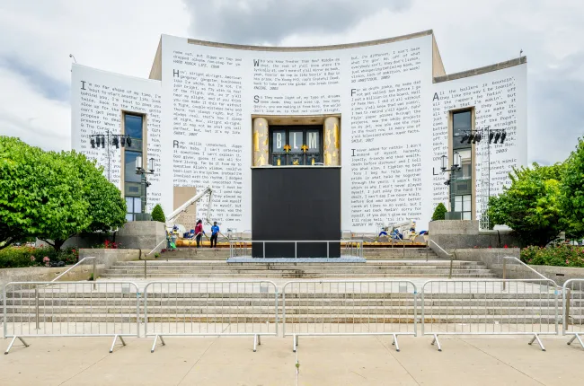 El edificio de la Biblioteca Central se cubrió con la letra de Jay Z para celebrar.