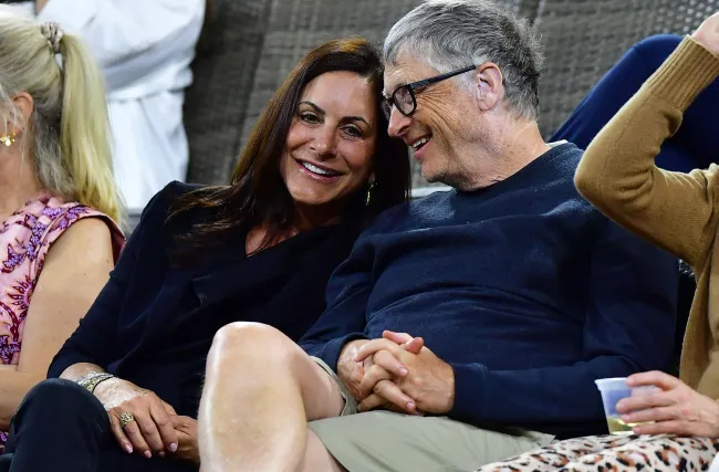Bill Gates no está comprometido, a pesar de que su novia lleva una bengala en el dedo anular.