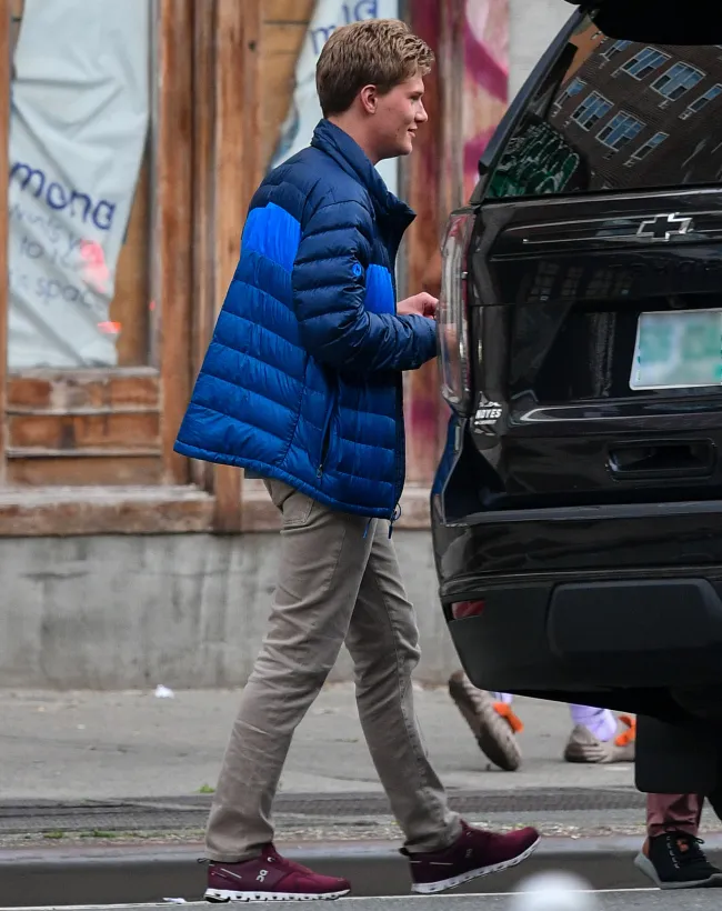 Rory se vistió con una chaqueta acolchada azul.