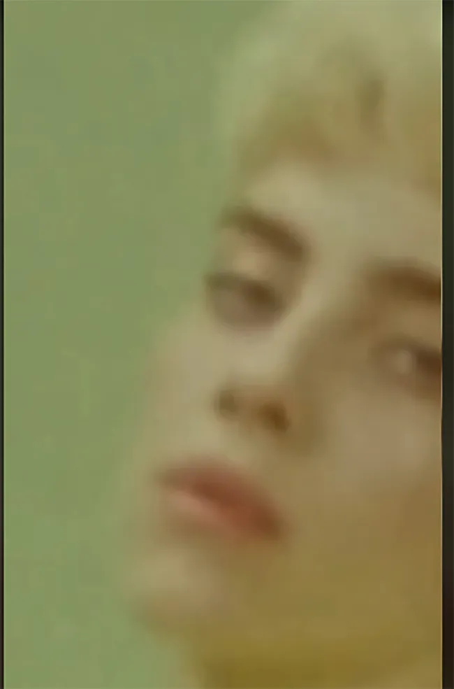 La cantante usa lápiz labial color melocotón con su flequillo rubio rizado en el video granulado que publicó en TikTok.