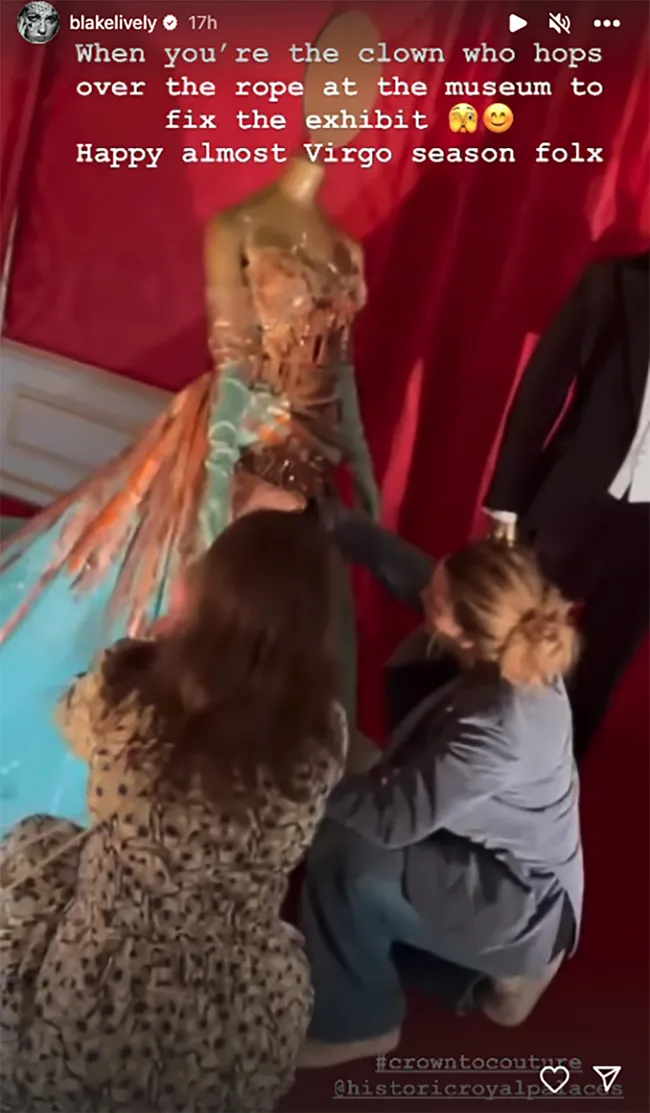 Una mujer intervino para ayudar a Lively a arreglar la falda de su vestido Atelier Versace.